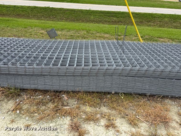 image for item EO4199 Approximately 76 wire fence panels 