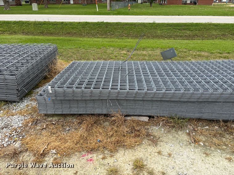 image for item EO4199 Approximately 76 wire fence panels 
