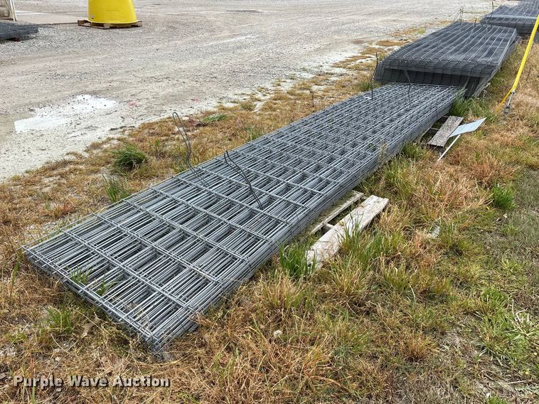 image for item EO4200 Approximately 20 wire fence panels