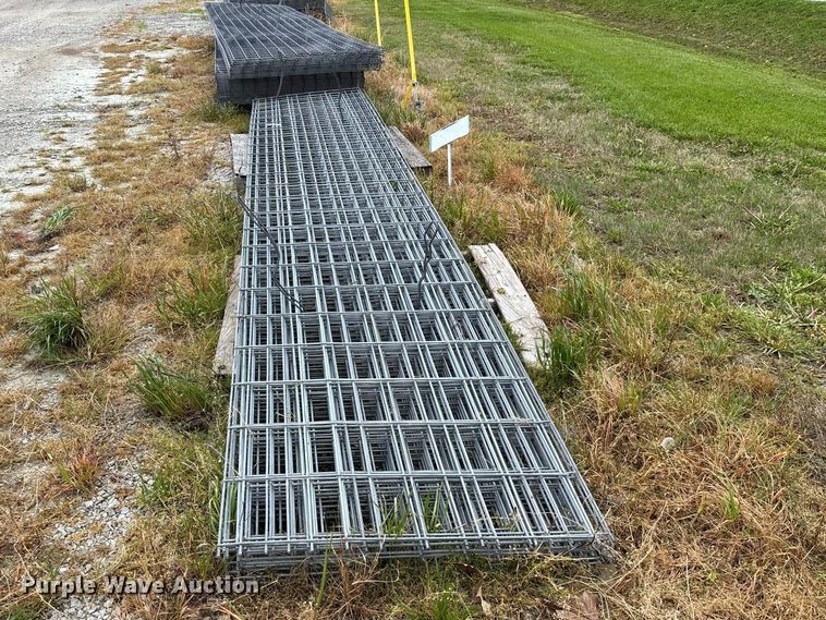 image for item EO4200 Approximately 20 wire fence panels