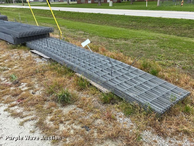 image for item EO4200 Approximately 20 wire fence panels