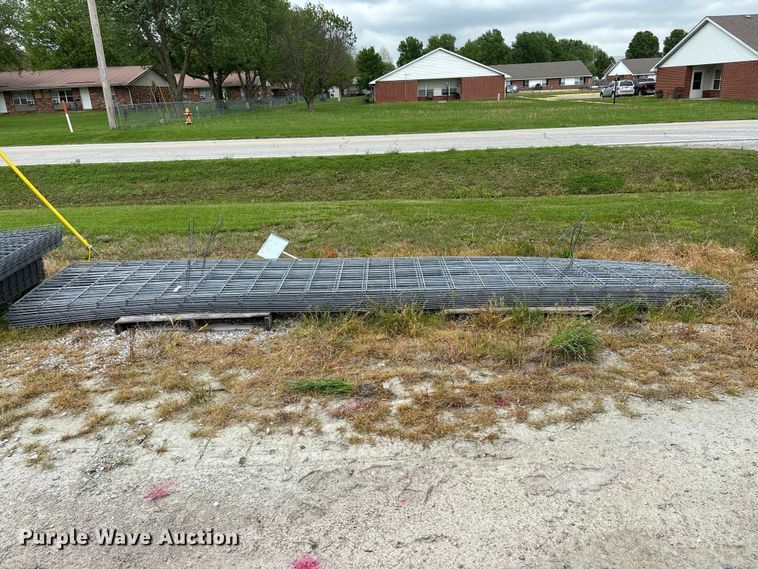 image for item EO4200 Approximately 20 wire fence panels