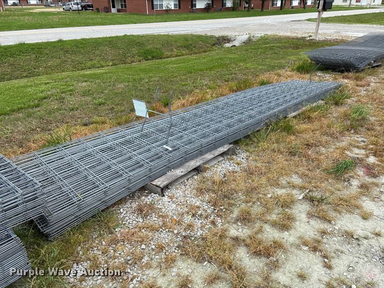 image for item EO4200 Approximately 20 wire fence panels