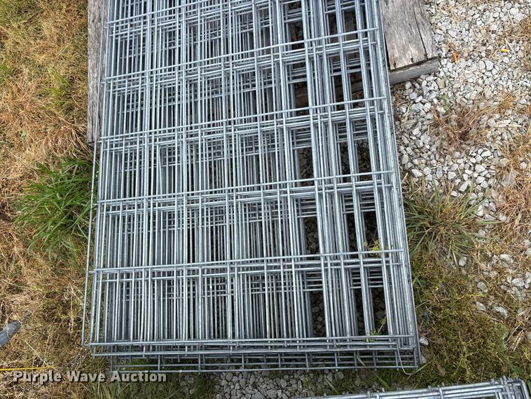 image for item EO4200 Approximately 20 wire fence panels