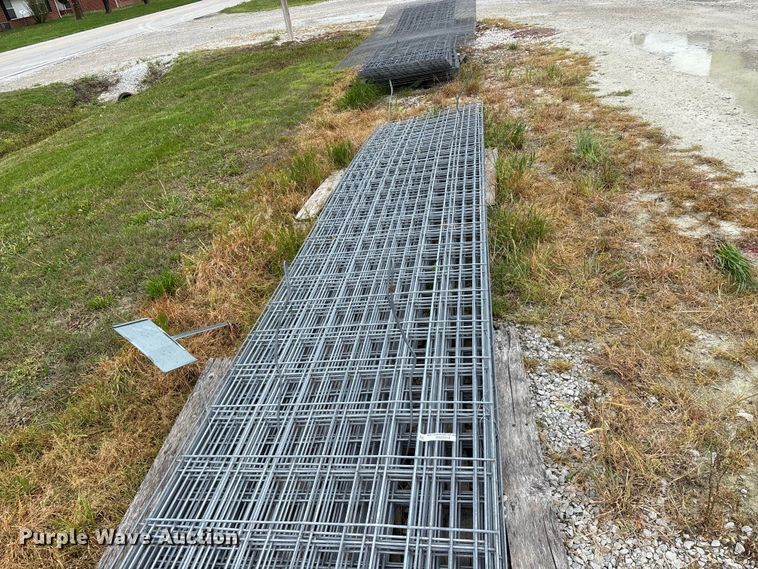 image for item EO4200 Approximately 20 wire fence panels