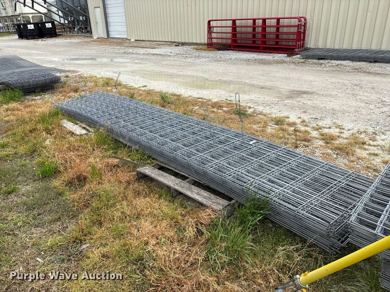 image for item EO4200 Approximately 20 wire fence panels