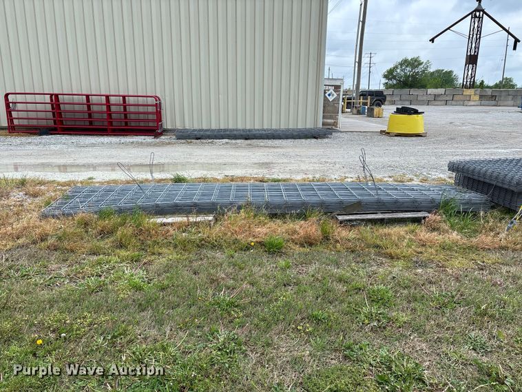 image for item EO4200 Approximately 20 wire fence panels