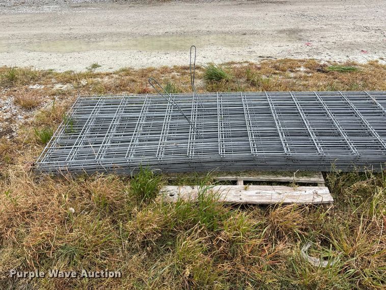 image for item EO4200 Approximately 20 wire fence panels