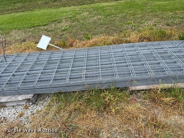 image for item EO4200 Approximately 20 wire fence panels