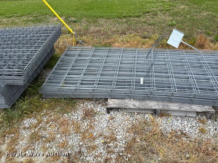 image for item EO4200 Approximately 20 wire fence panels