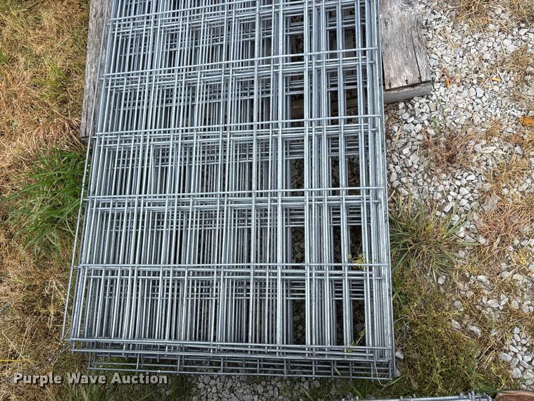 image for item EO4200 Approximately 20 wire fence panels