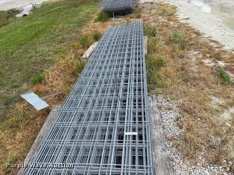 image for item EO4200 Approximately 20 wire fence panels