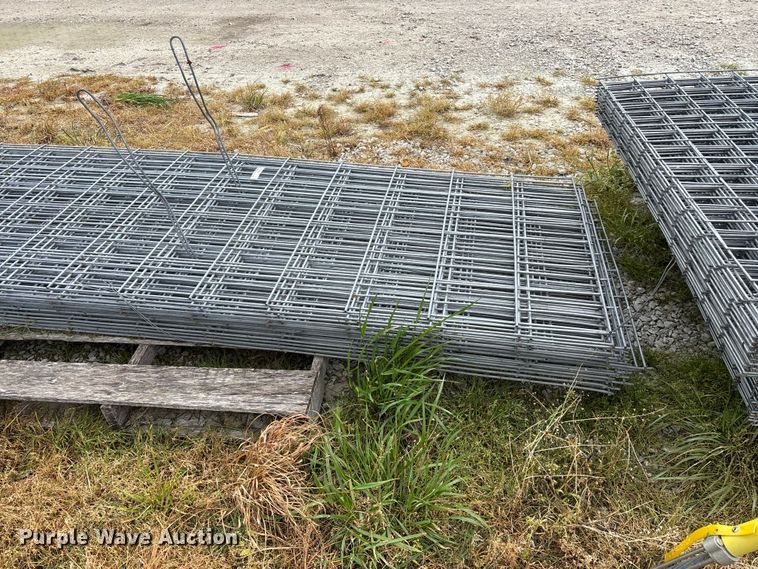 image for item EO4200 Approximately 20 wire fence panels