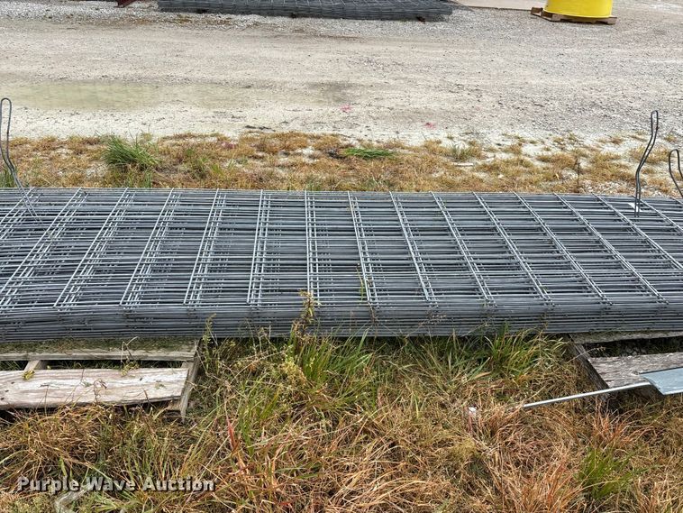 image for item EO4200 Approximately 20 wire fence panels