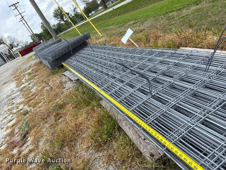 image for item EO4200 Approximately 20 wire fence panels