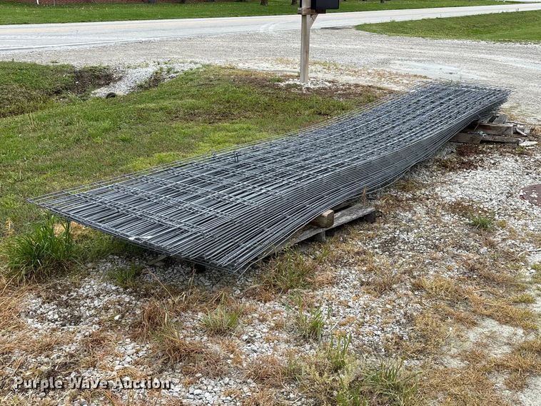 image for item EO4201 Approximately 33 wire fence panels