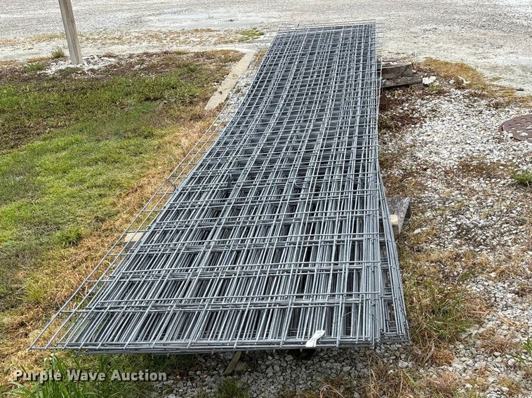 image for item EO4201 Approximately 33 wire fence panels