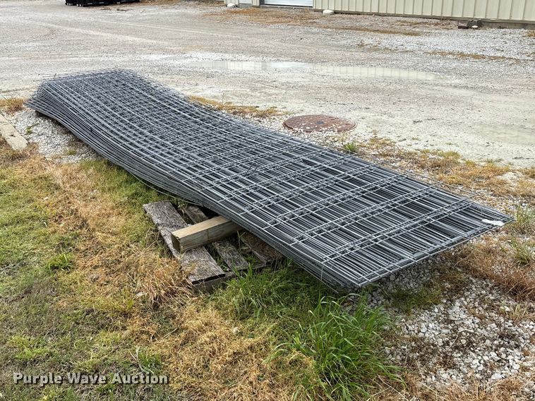 image for item EO4201 Approximately 33 wire fence panels