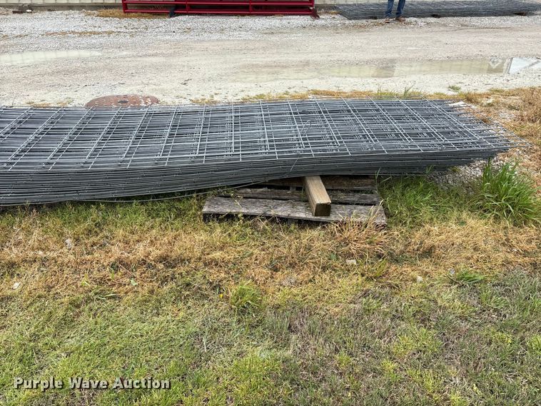 image for item EO4201 Approximately 33 wire fence panels