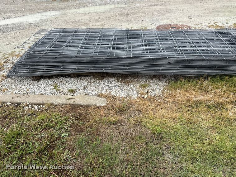image for item EO4201 Approximately 33 wire fence panels