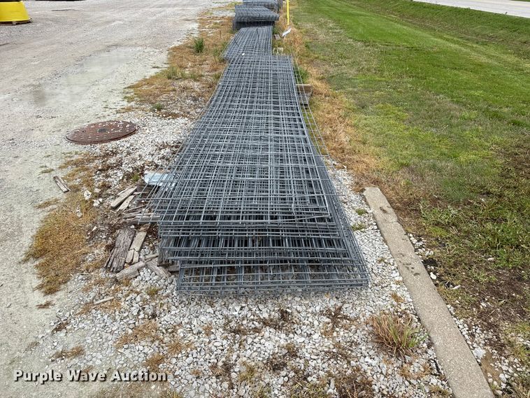 image for item EO4201 Approximately 33 wire fence panels