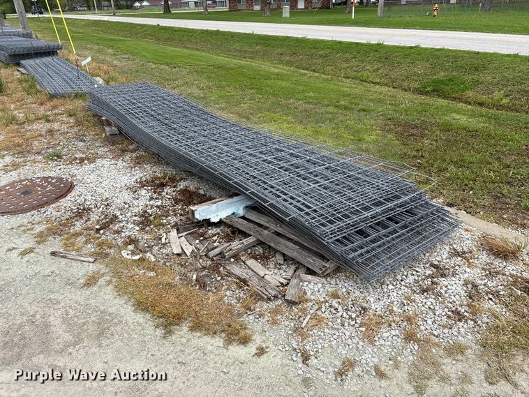 image for item EO4201 Approximately 33 wire fence panels
