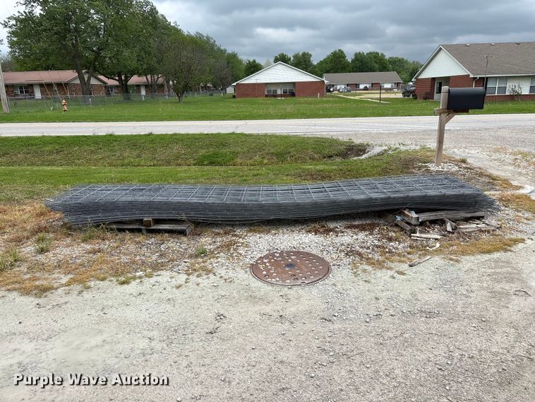 image for item EO4201 Approximately 33 wire fence panels