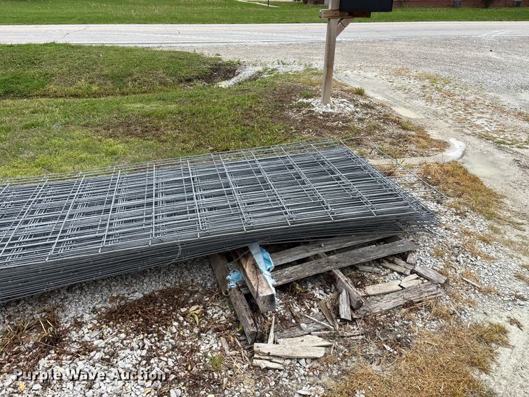 image for item EO4201 Approximately 33 wire fence panels