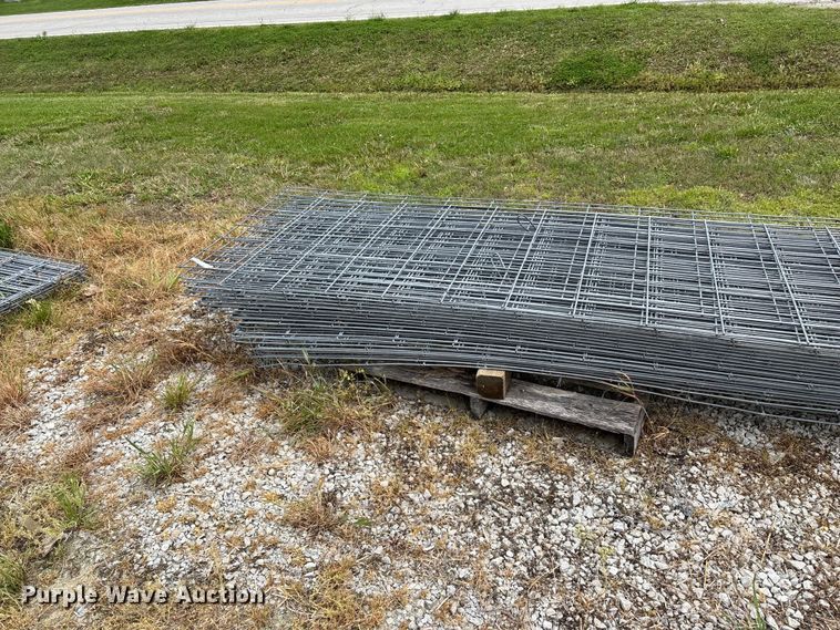 image for item EO4201 Approximately 33 wire fence panels