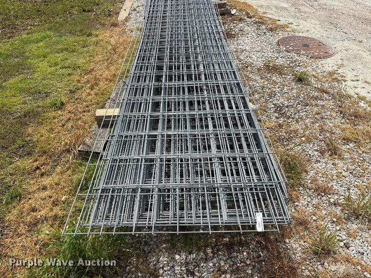 image for item EO4201 Approximately 33 wire fence panels