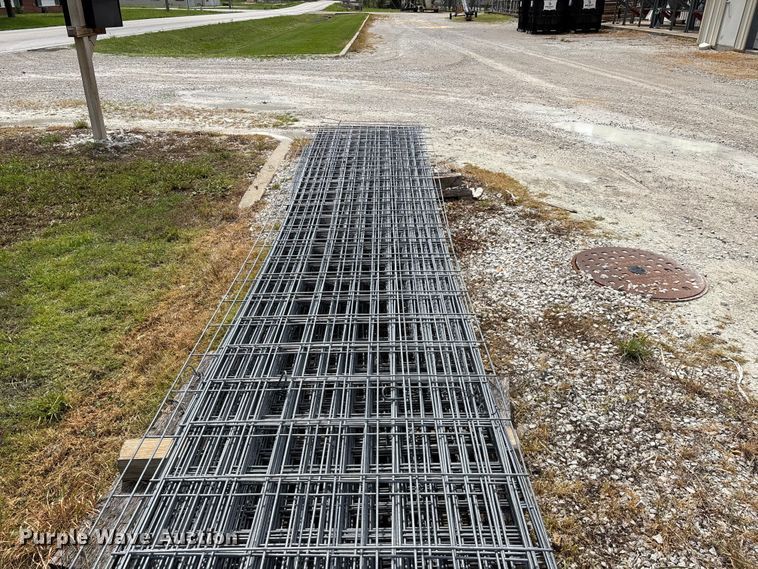 image for item EO4201 Approximately 33 wire fence panels