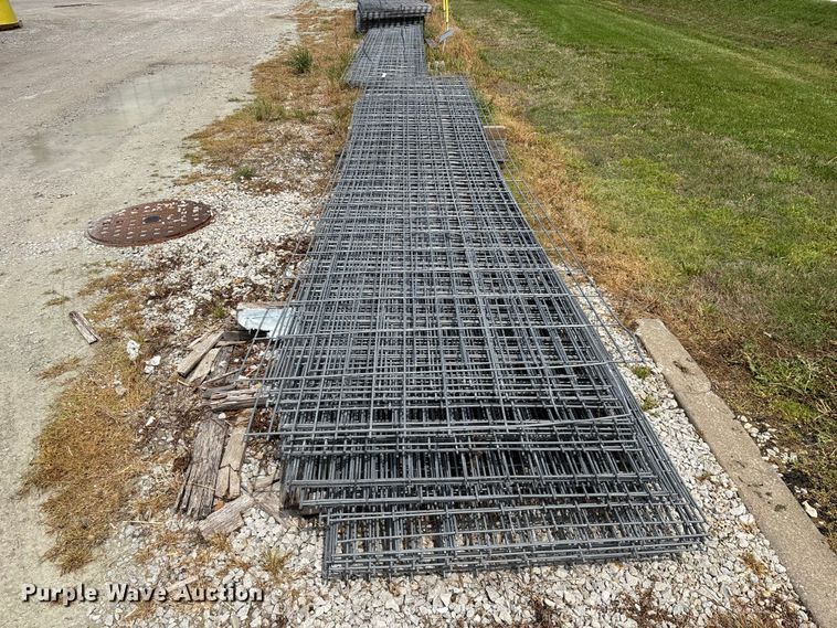image for item EO4201 Approximately 33 wire fence panels