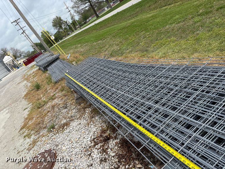 image for item EO4201 Approximately 33 wire fence panels