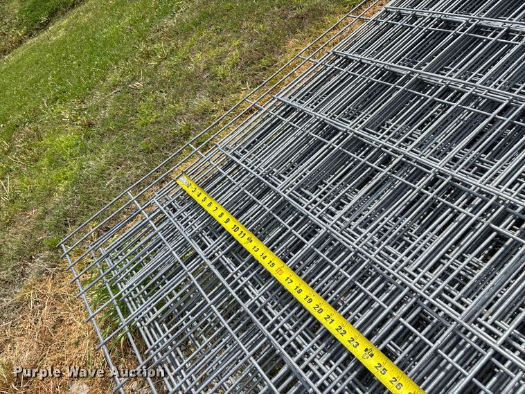 image for item EO4201 Approximately 33 wire fence panels