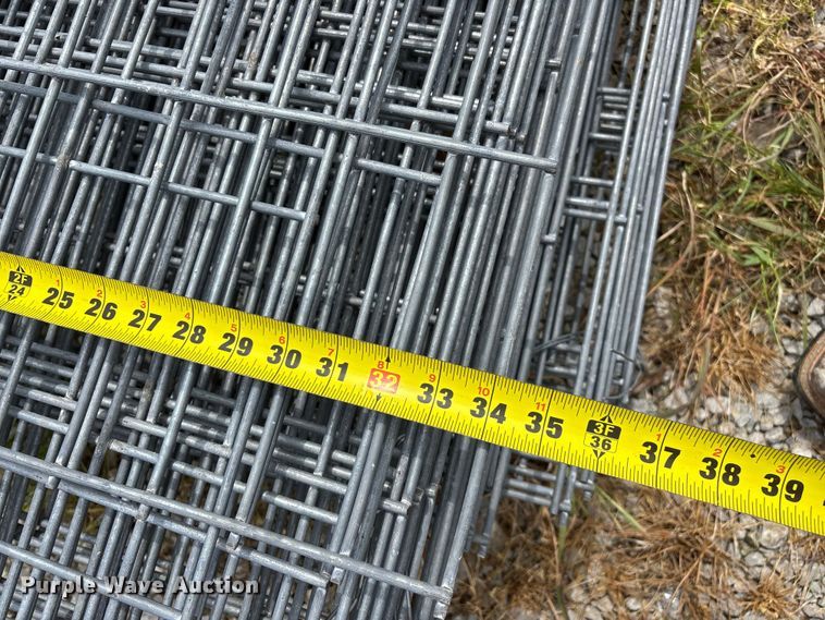 image for item EO4201 Approximately 33 wire fence panels