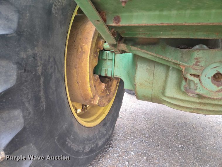 image for item ER1089 1982 John Deere 8640 4WD tractor