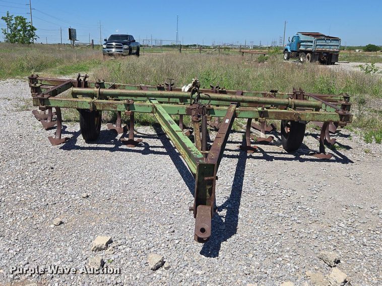 image for item ET5093 John Deere field cultivator