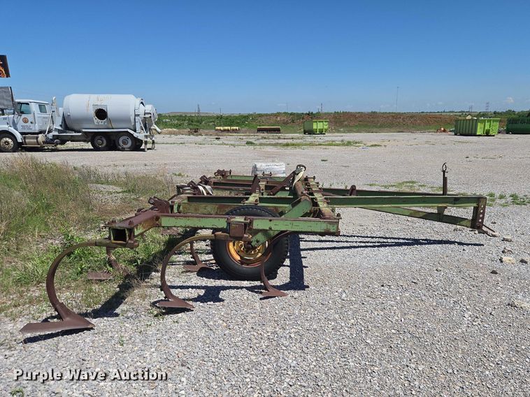 image for item ET5093 John Deere field cultivator