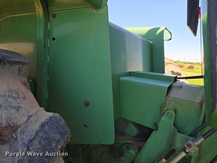 image for item ET5094 1979 John Deere 8440 4WD tractor