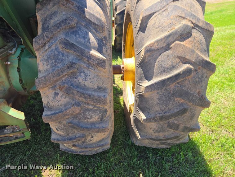 image for item ET5094 1979 John Deere 8440 4WD tractor