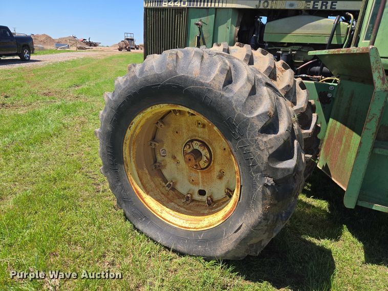 image for item ET5094 1979 John Deere 8440 4WD tractor