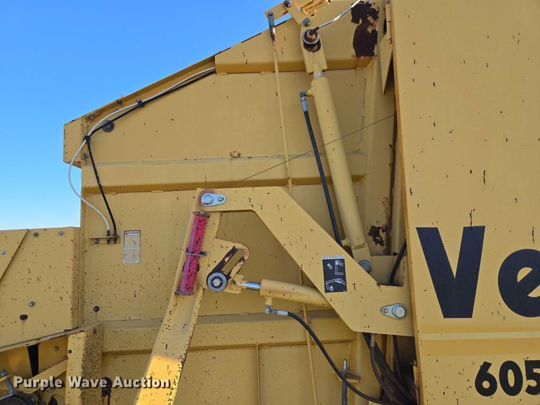 image for item ET5172 2001 Vermeer 605XL round baler