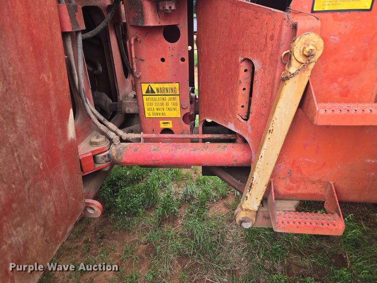 image for item ET5196 1982 Versatile 895 4WD tractor