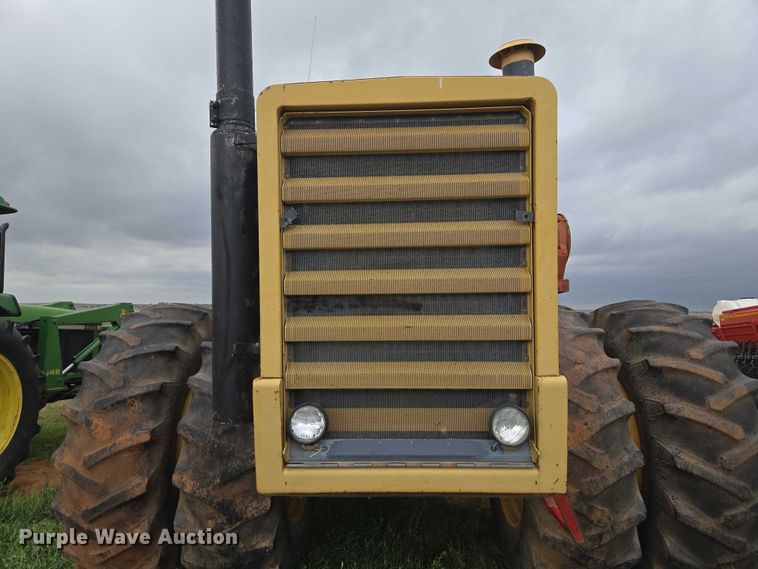 image for item ET5196 1982 Versatile 895 4WD tractor