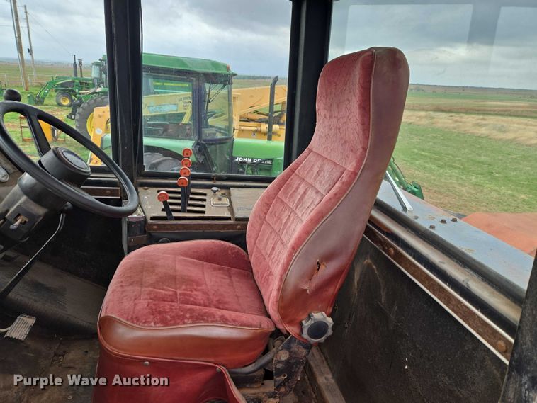 image for item ET5196 1982 Versatile 895 4WD tractor