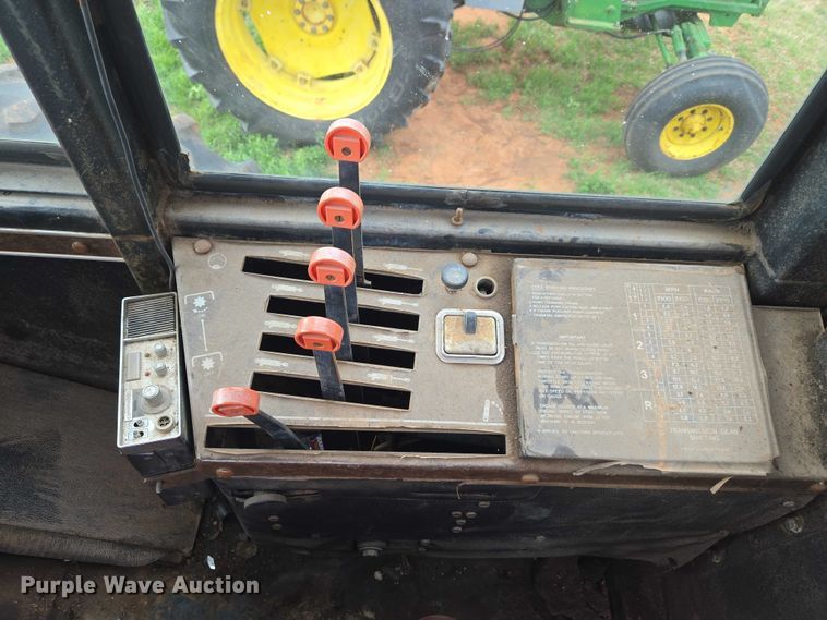 image for item ET5196 1982 Versatile 895 4WD tractor