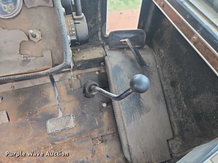 image for item ET5196 1982 Versatile 895 4WD tractor