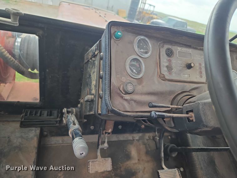 image for item ET5196 1982 Versatile 895 4WD tractor