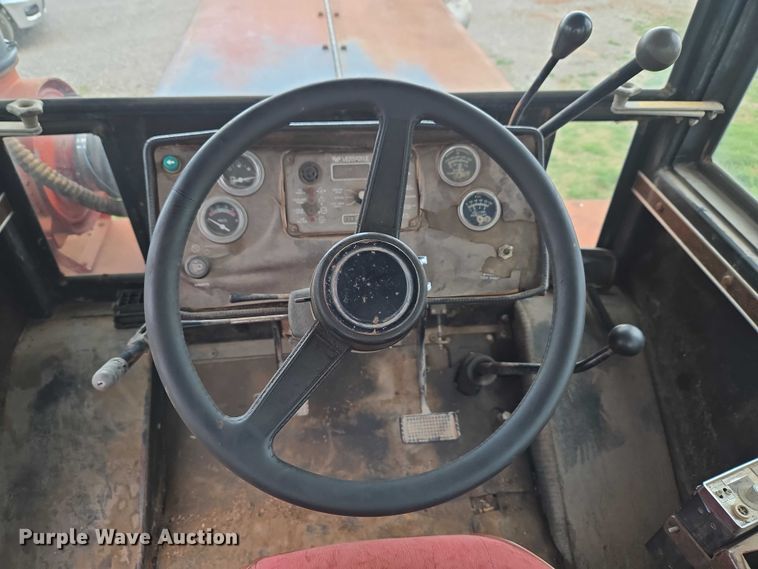 image for item ET5196 1982 Versatile 895 4WD tractor