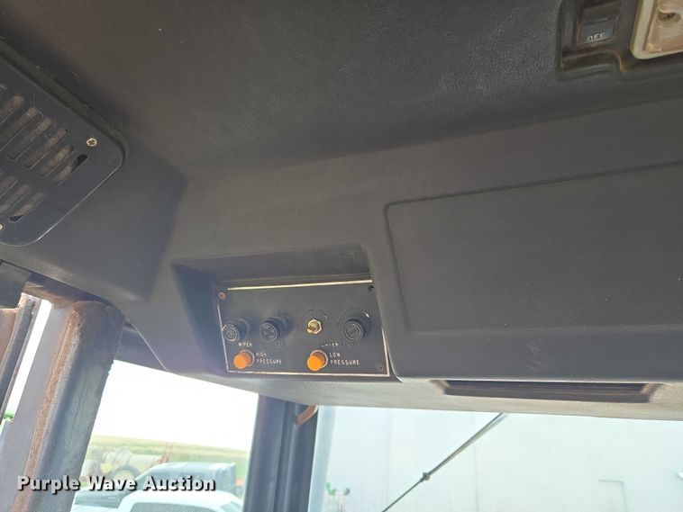 image for item ET5196 1982 Versatile 895 4WD tractor